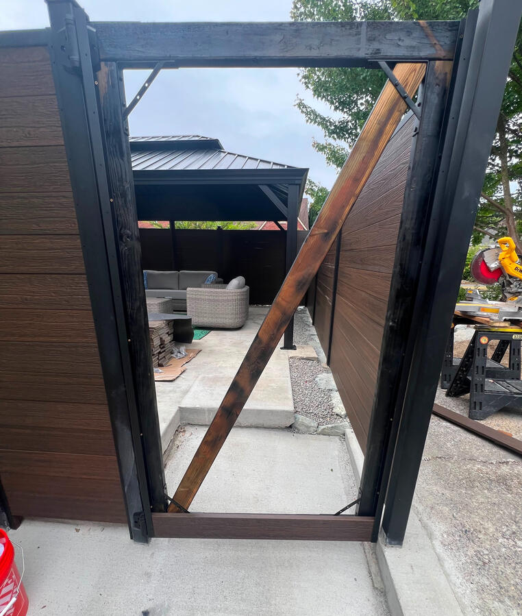 Backgate construction